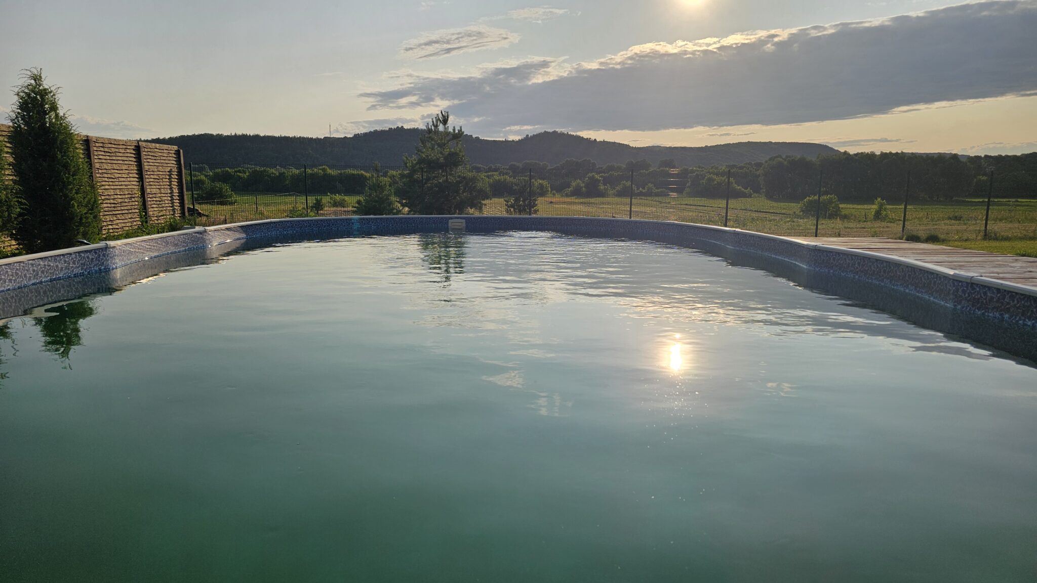 Басейн на заході сонця